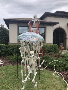 Sami Noticed Her Neighbor’s Halloween Skeletons Were Acting Out A New ...