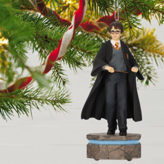 This Hogwarts Tree Topper Is Perfect For Harry Potter Fans This Christmas