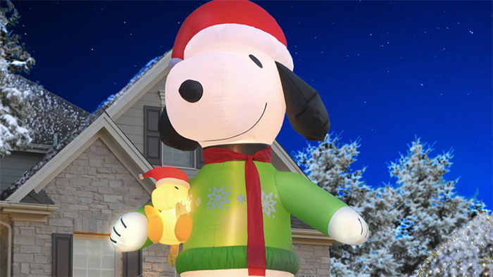giant inflatable snoopy