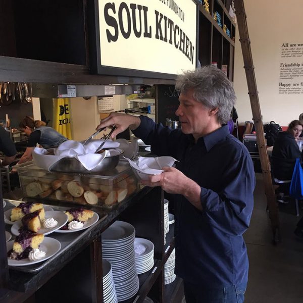Bon Jovi Volunteering At Soul Kitchen 600x600 
