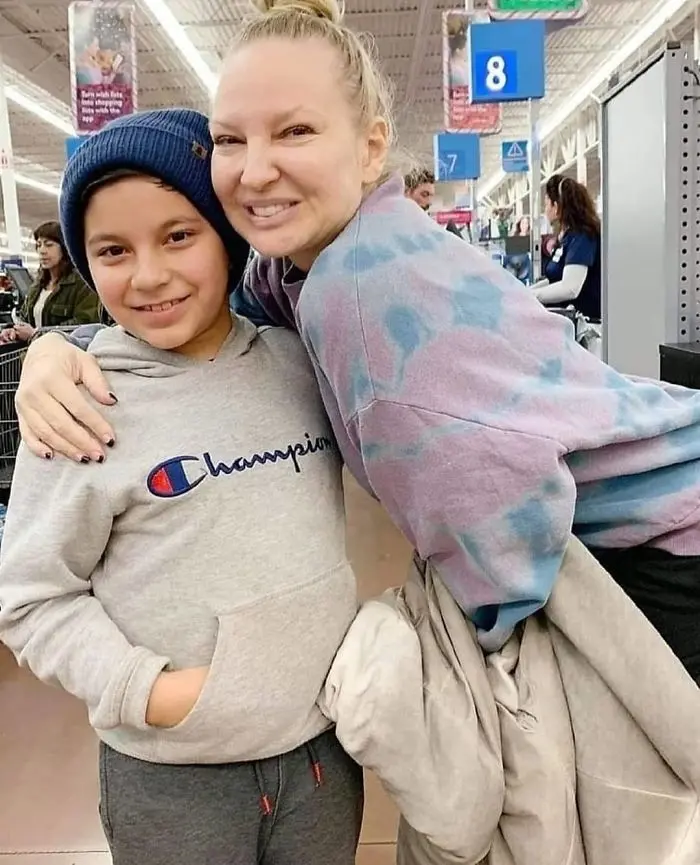 Sia Pays for Stangers' Groceries at Walmart 2