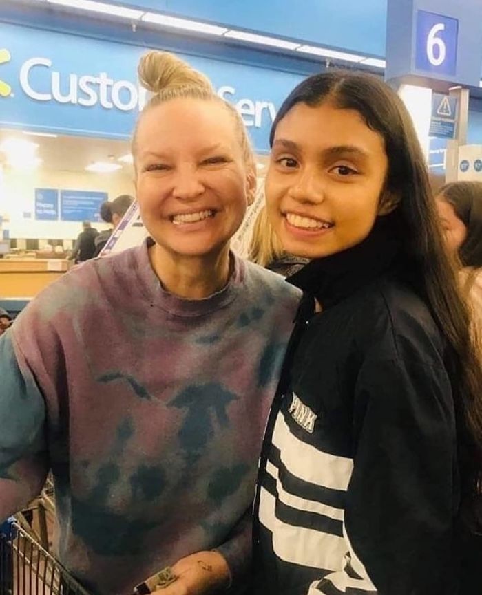 Sia Pays for Stangers' Groceries at Walmart 4