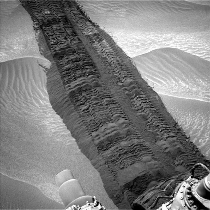 Curiosity Tracks in Hidden Valley on Mars