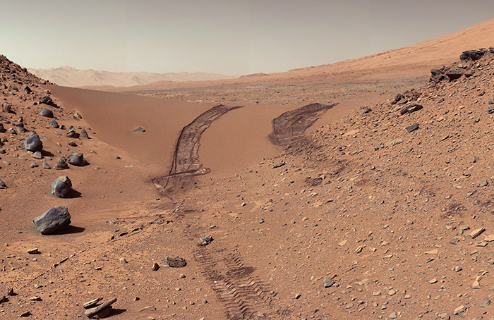 Curiosity's Color View of Martian Dune After Crossing It