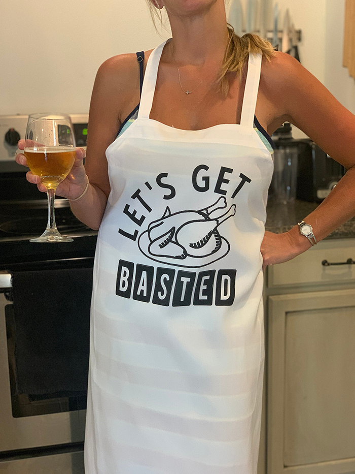 hilarious thanksgiving-themed kitchen outfit