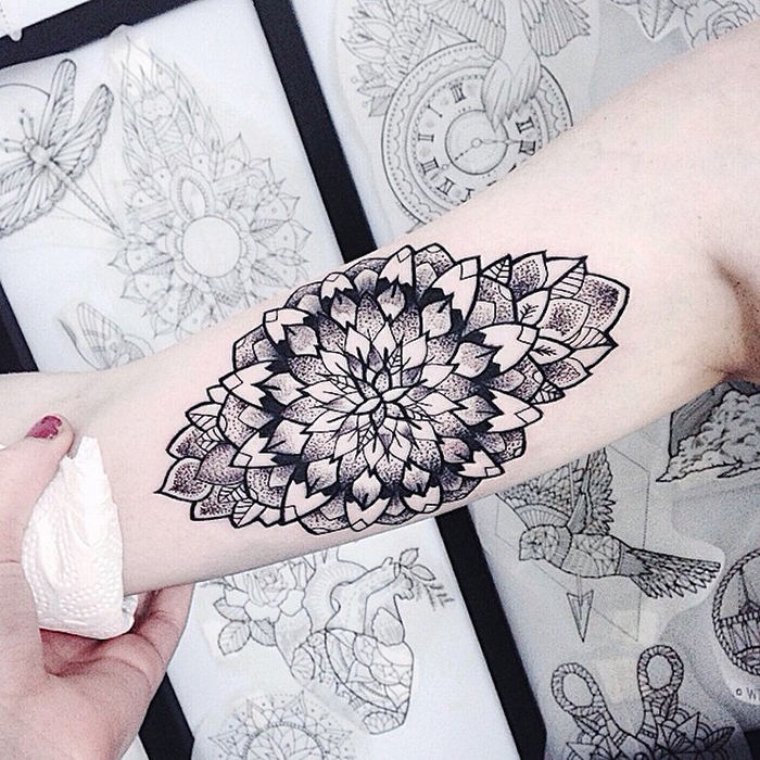 jessica svartvit mandala flower design