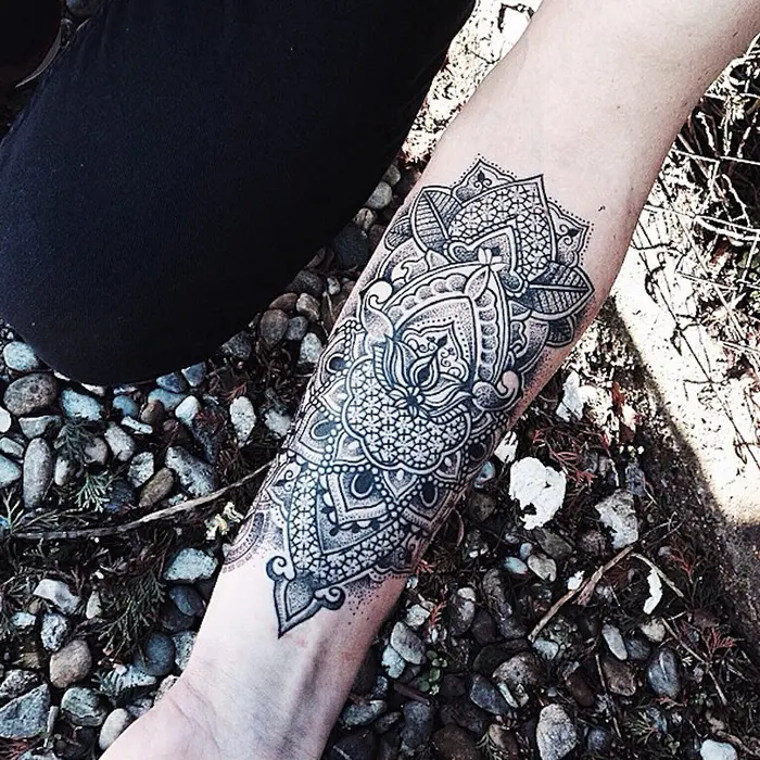 jessica svartvit mandala inspired floral tattoos