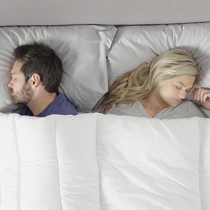 a couple sleeps comfortably using the silentnight you and me comforter