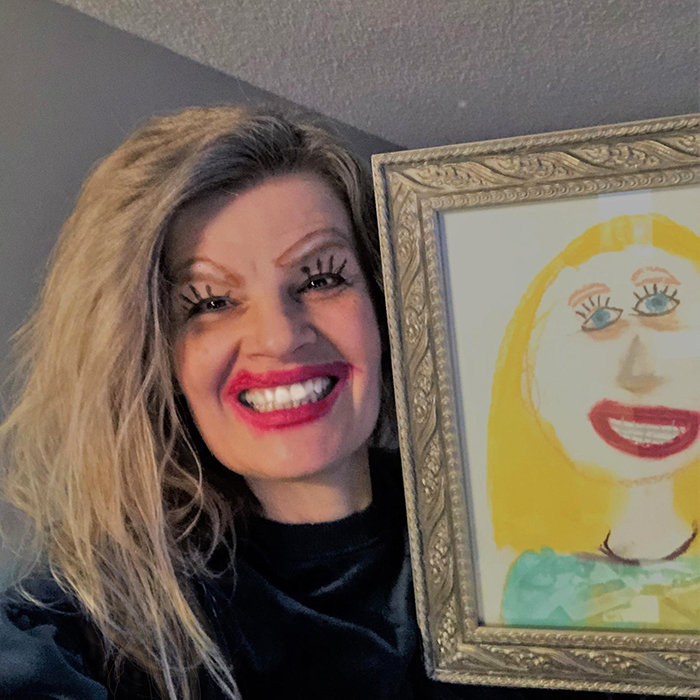 mom posts hilarious selfie with daughter drawing