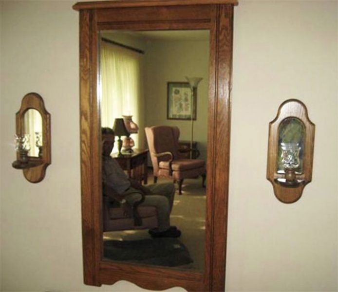 60+ Photos Of People Trying To Sell Mirrors That Are So Good They'll