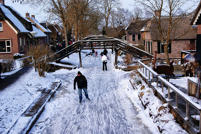 Giethoorn ice skating