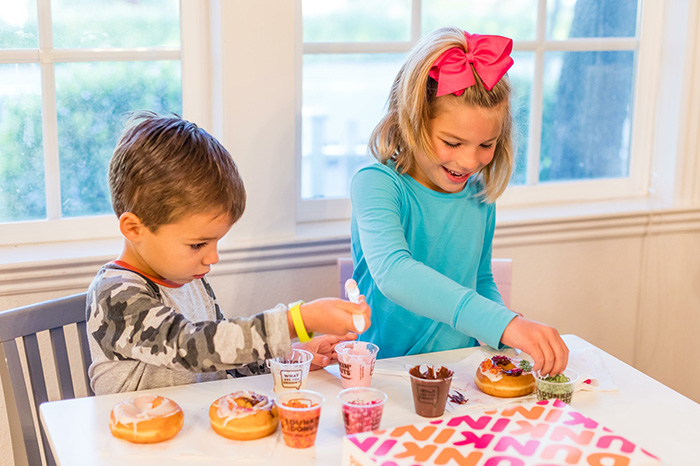 kids decorating donuts