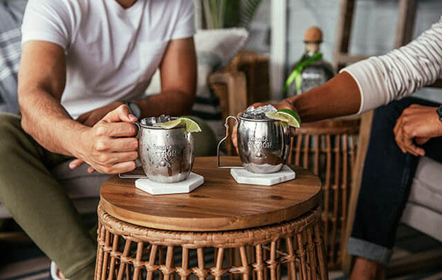 Friends using the Pátron mule mugs