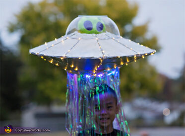 This 'Abducted By An Alien' UFO Costume Might Just Be The Greatest Ever ...
