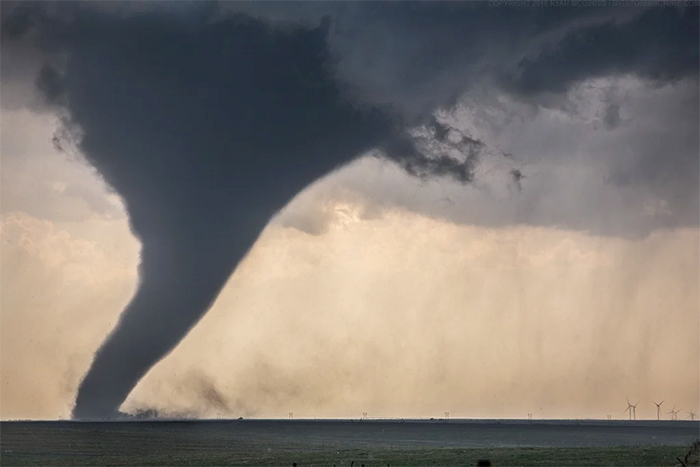 tornado size compared to wind turbines