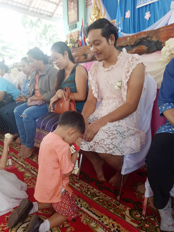 thailand dad dresses as mom mothers day