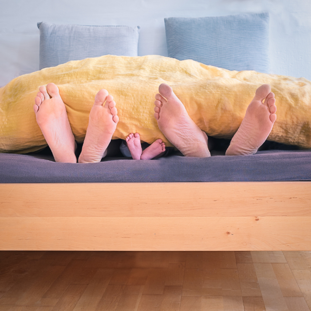 simon-berger-unsplash-family sleeps with feet sticking out of the sheets