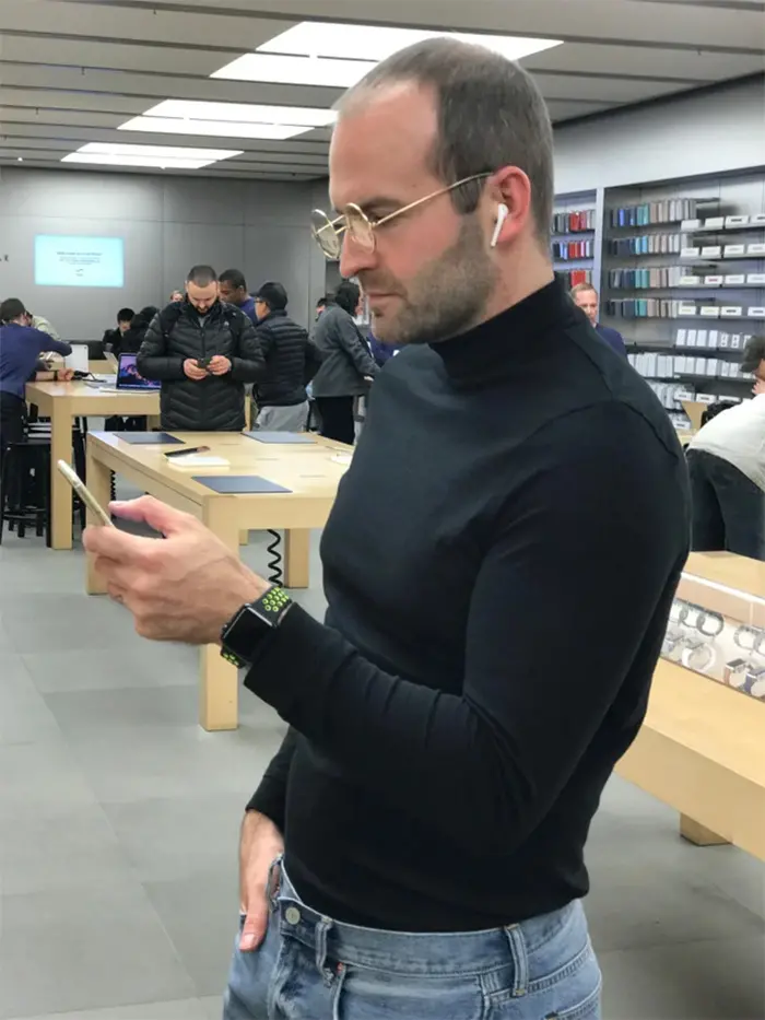 steve jobs lookalike stops by the apple store