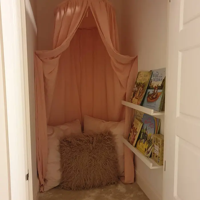 girls room reading nook