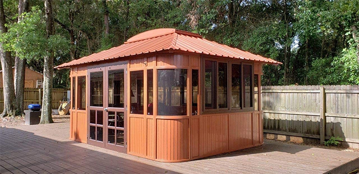 outdoor spa in enclosure