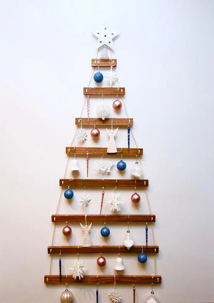 wall mounted christmas tree with rope detailing