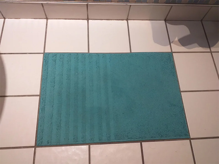 bath mat lines up with the tiles