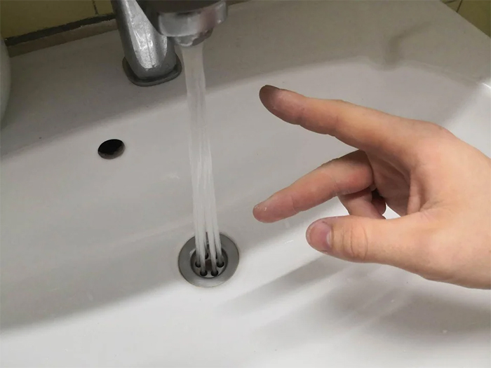 faucet water aligns with sink