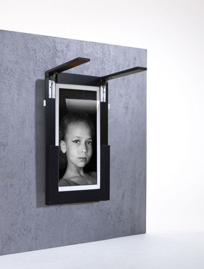 ivydesign's picture frame features hidden table legs