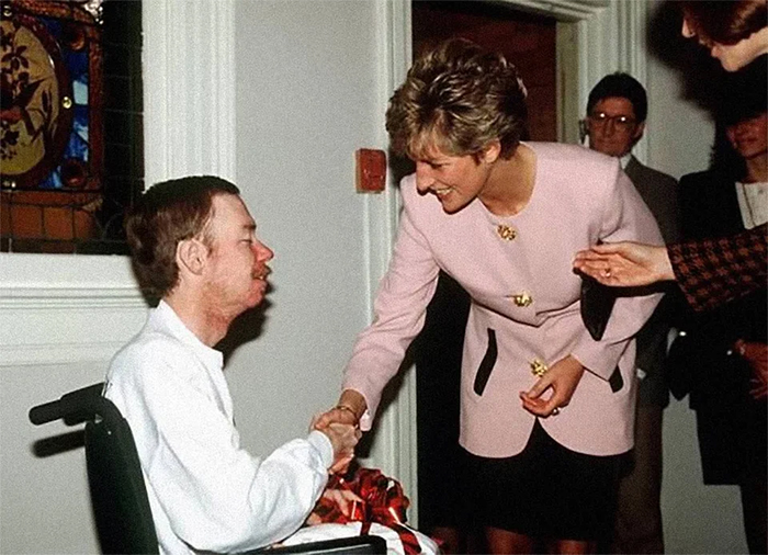 princess diana shakes hands with aids patient