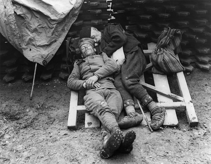 rare photos serbian soldier sleeps with father