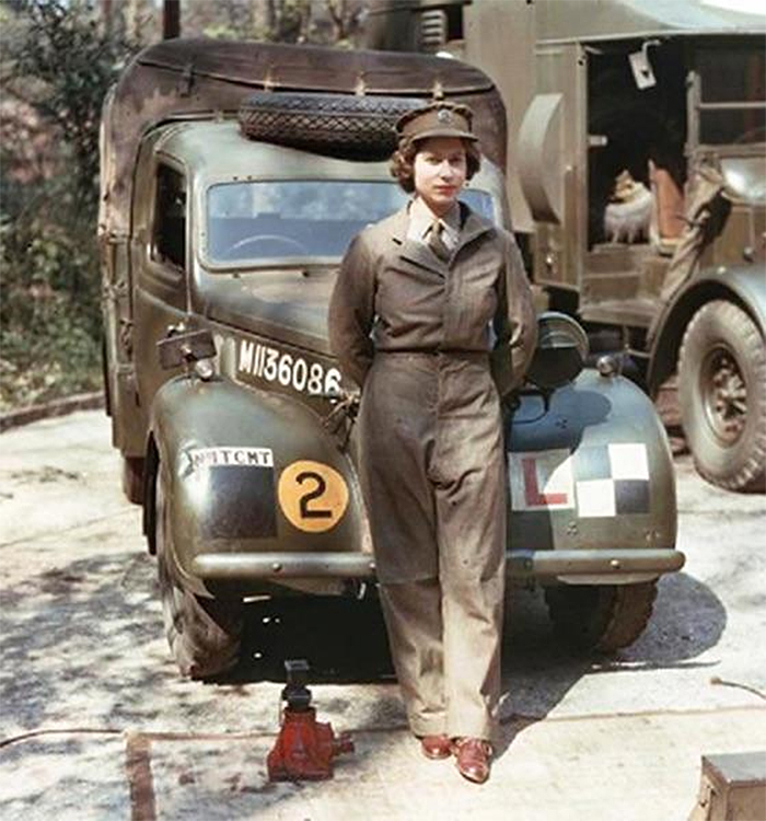 rare photos young queen elizabeth as mechanic