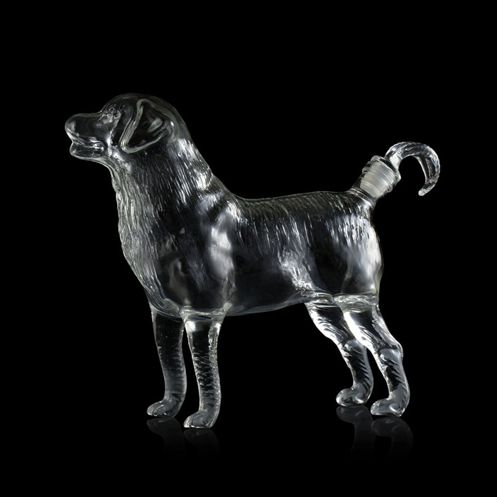 the dog decanter can stand on its own