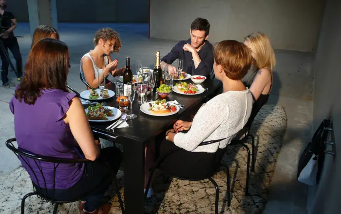 the picture table can comfortably seat 6 people