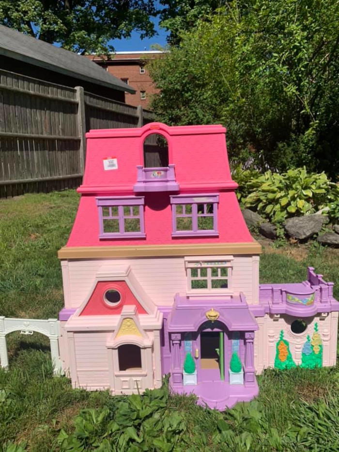 1st dollhouse in original bright pink color scheme