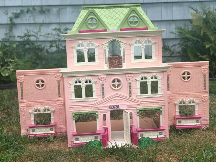 2nd dollhouse in original pink and green color scheme