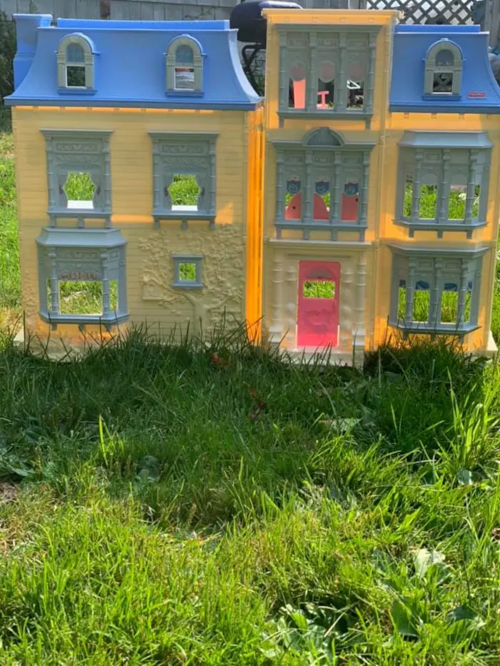 3rd dollhouse in its original yellow and blue color scheme