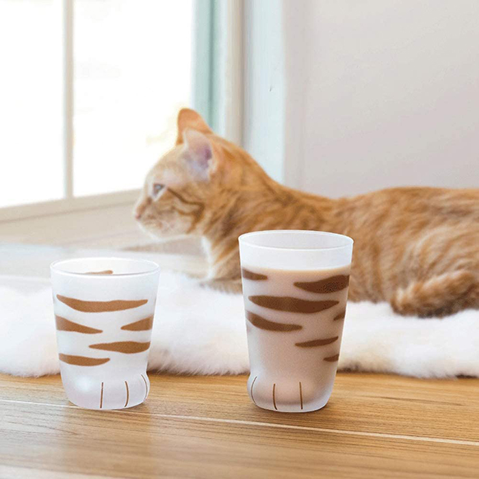 drinking glasses patterned after feline claws
