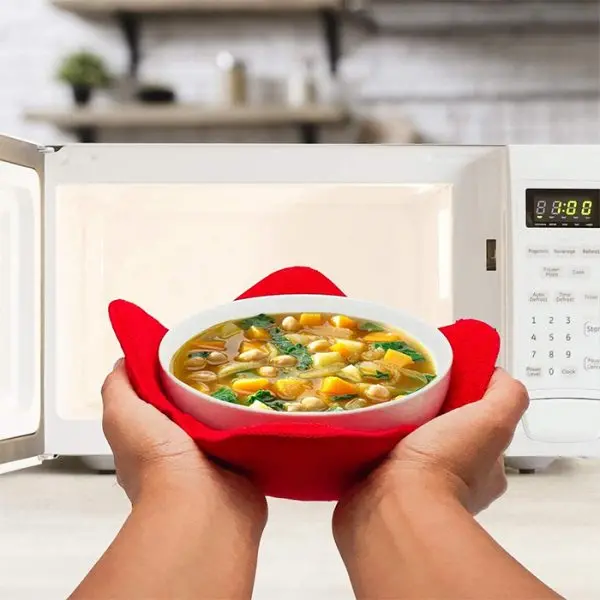 This 'Bowl Hugger' Lets You Handle Hot And Cold Bowls Without Affecting