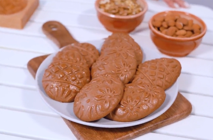 easter-inspired cookies elaborate designs