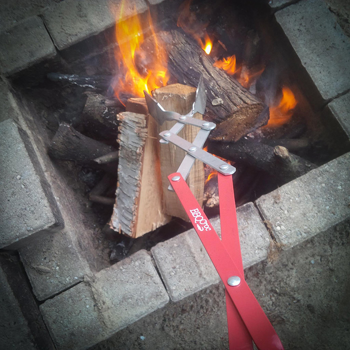 bbq croc 4 in 1 bbq tongs spatula for handling wood blocks
