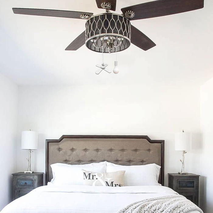 ceiling fan with fan and light bulb pull chains