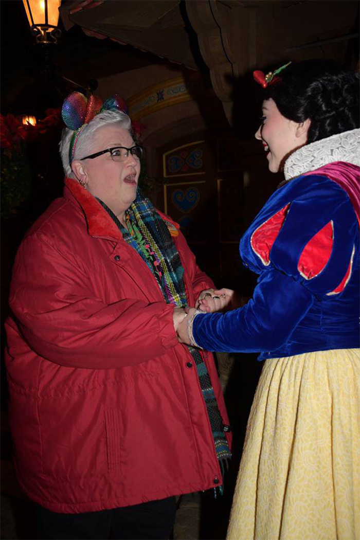 elderly woman meeting snow white in disneyland