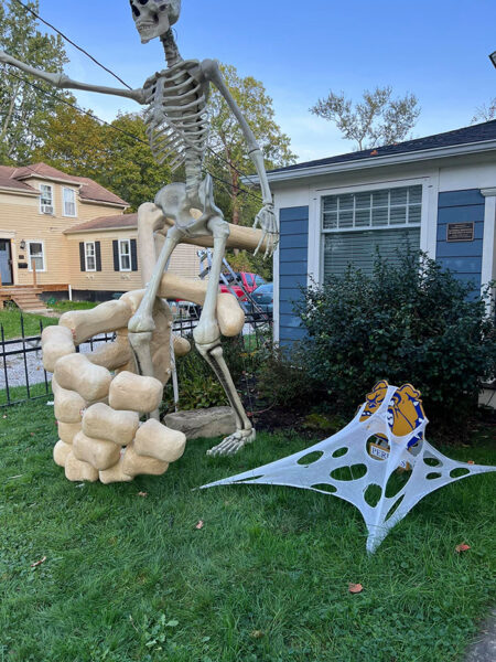 Man Creates Giant Skeleton That Looks Like It's Coming Out Of His Home ...