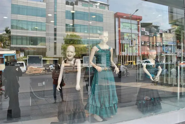 funny mannequin wailing