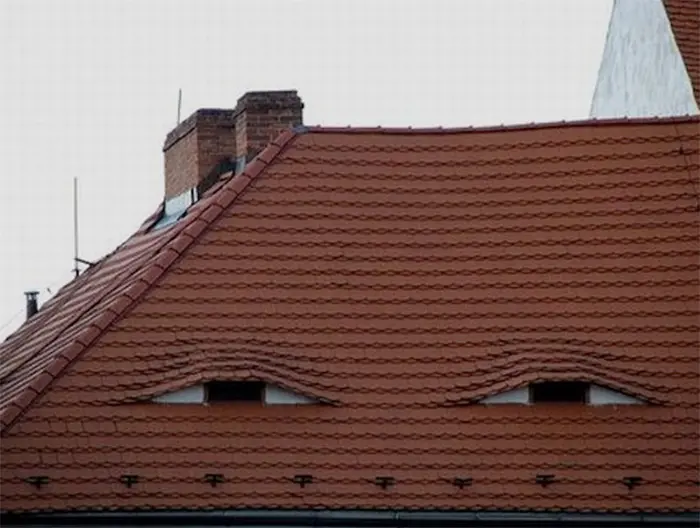 funny pareidolia eyes on the roof
