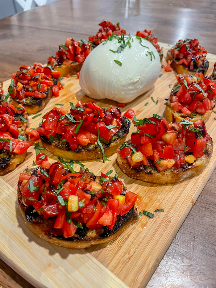 bruschetta ongGrilled ciabatta with pesto and basil